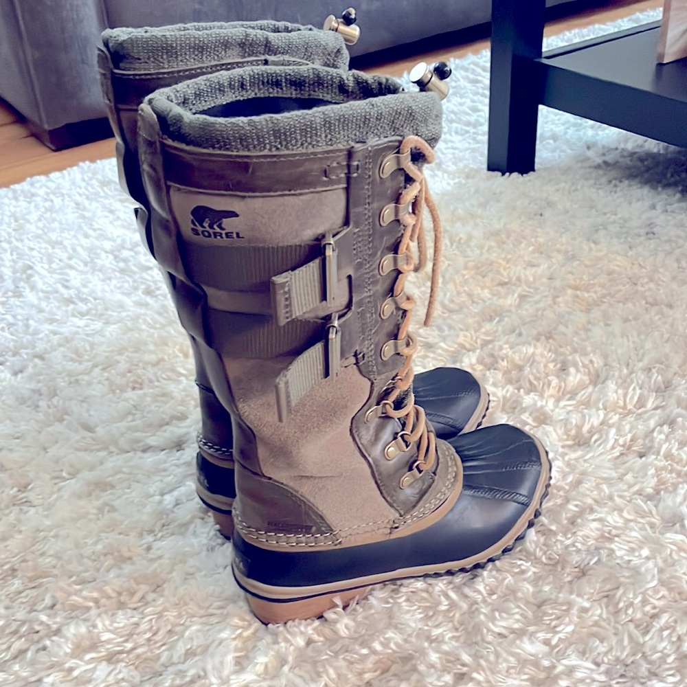 Size 6 sorrel boots! All waterproof and rubber sole for grip. Worn a few times.